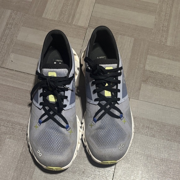 On Running woman’s Athletic Shoes in Gray and White - Picture 2 of 7